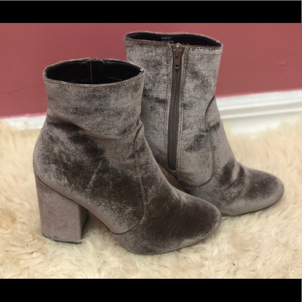 Velvet booties -